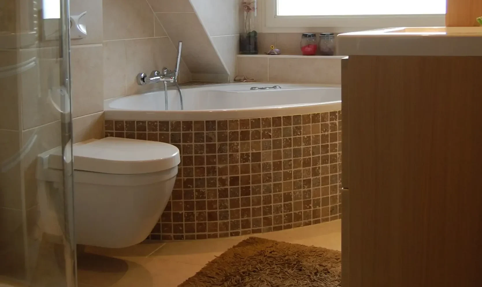small-bathroom-renovations-smart-layout-affordable-bathroom-renovations-auckland-scaled cropped small-bathroom-renovations-smart-layout-affordable-bathroom-renovations-auckland-scaled cropped